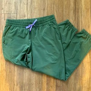 Lightweight joggers with jaw-string waist.